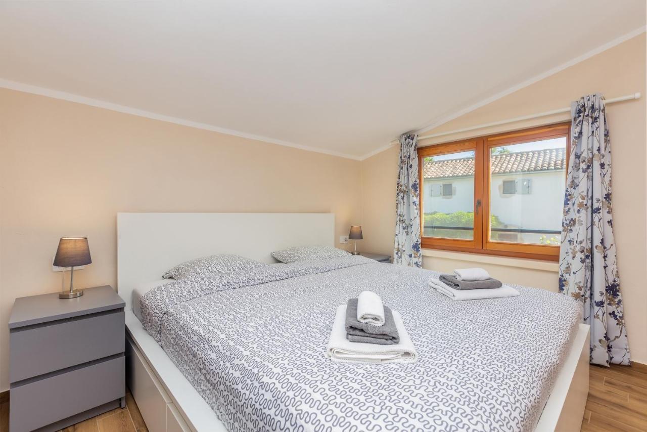Holiday Home Jela Dobrinj Exterior foto
